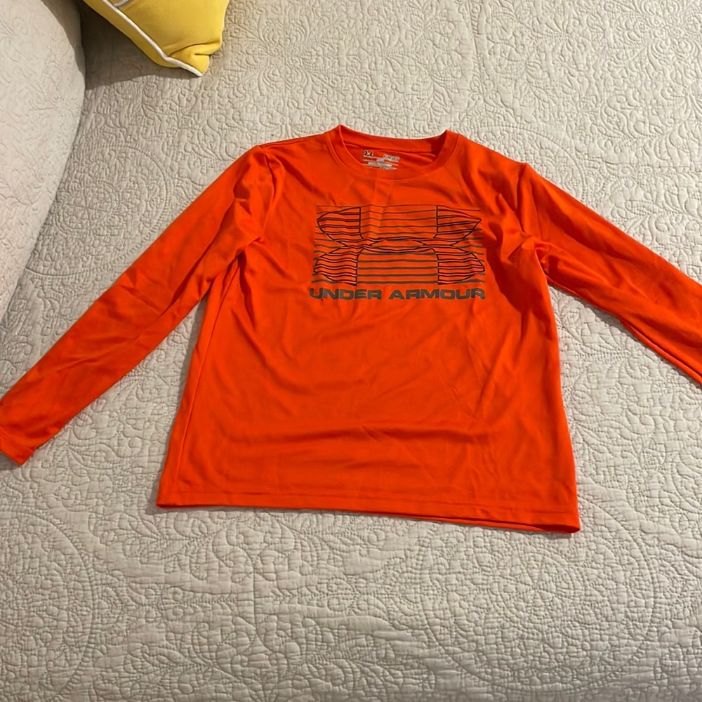 Unisex Under Armour shirt